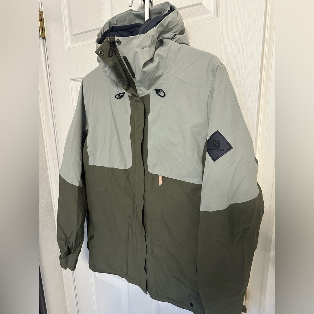 Women’s Salomon ski jacket - LIKE NEW!